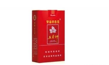 烟雨朦胧间，美女吸进口香烟的迷离风情